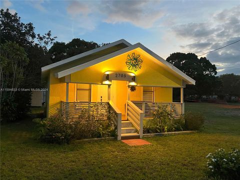 Single Family Residence in Fort Pierce FL 2705 Avenue I.jpg