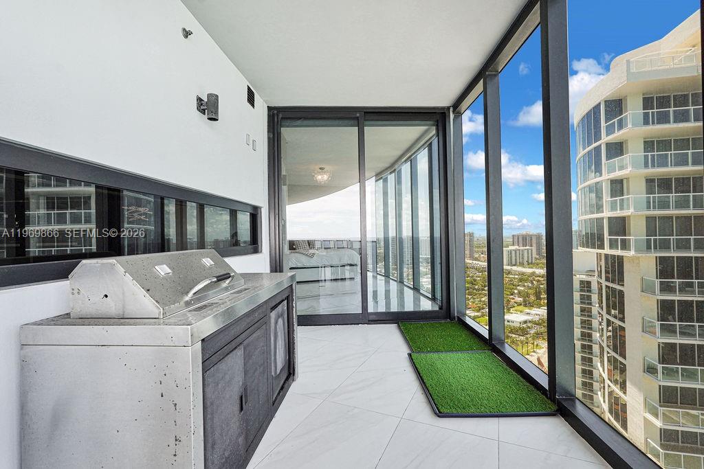 18555 COLLINS AVENUE COND - Residential