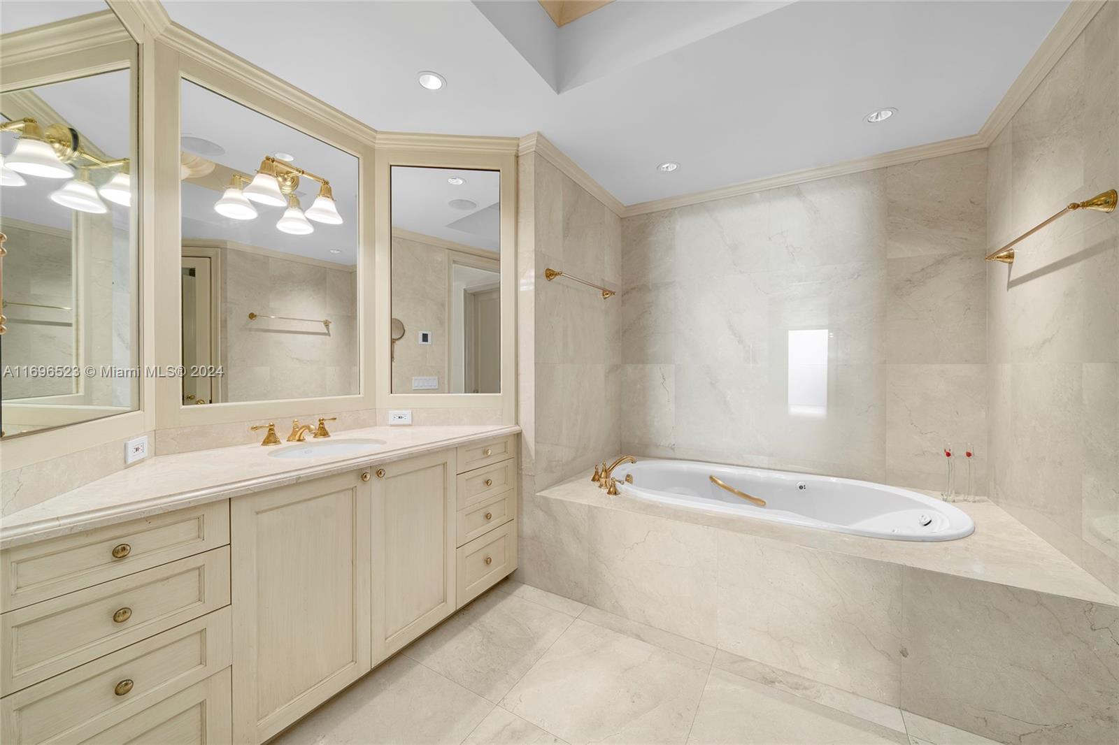 FISHER ISLAND - Residential