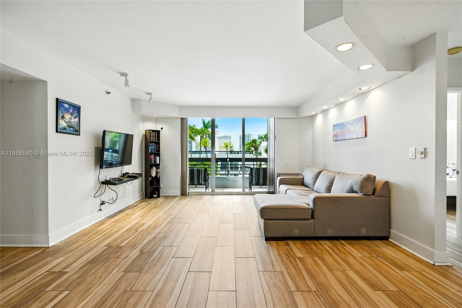 3600 Mystic Pointe Dr 305