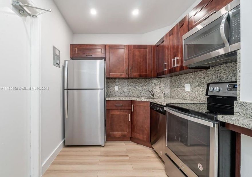 Great location for this bright and clean apartment.
Just minutes to the beach, downtown Ft Lauderdale and Ft Lauderdale Airport
Community laundry room on the lobby level, ONE parking space assigned
Rent includes water/sewer/ and Air Conditioning ( low electricity bill)