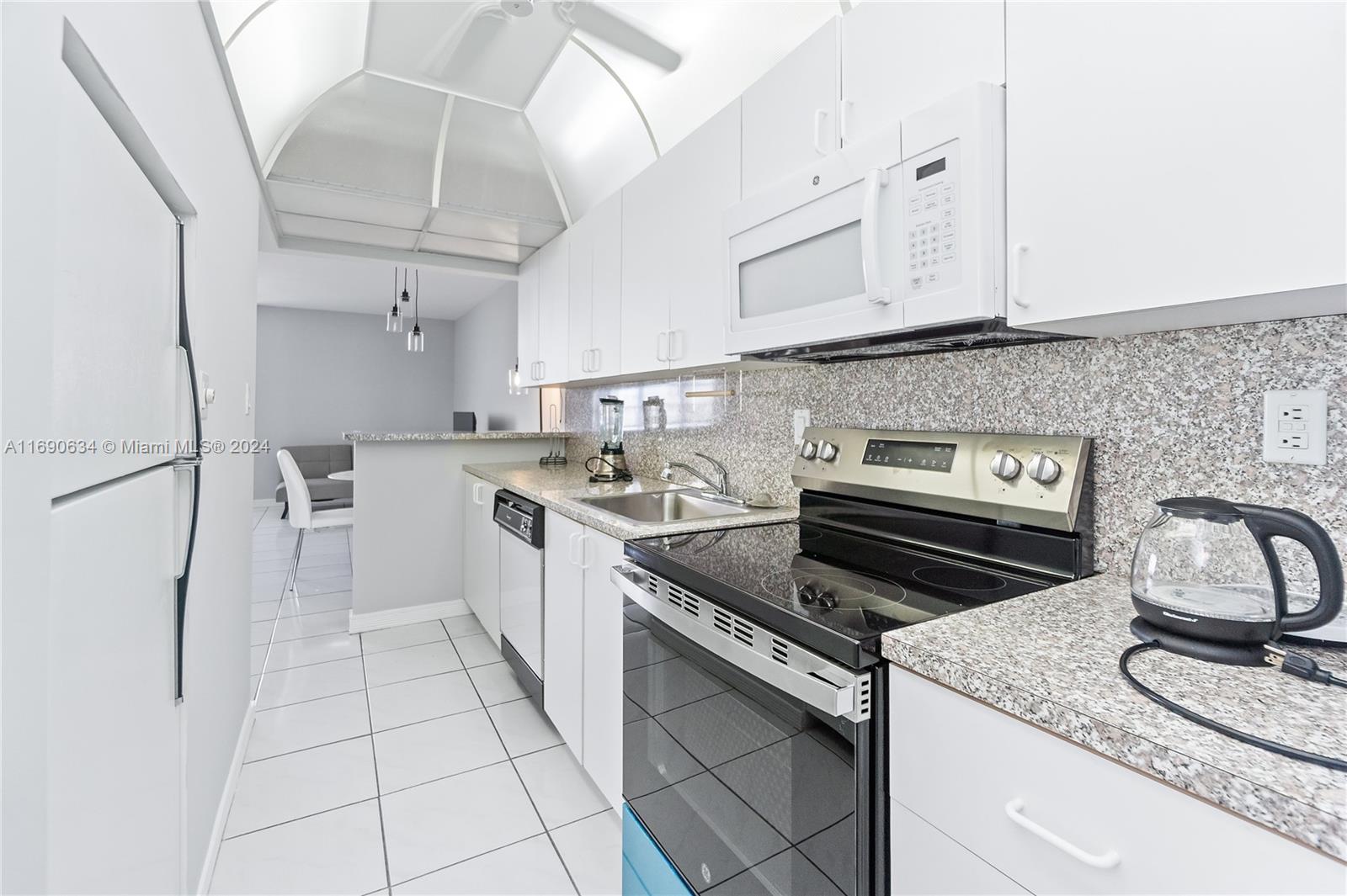 THE DECOPLAGE CONDO - Residential Lease