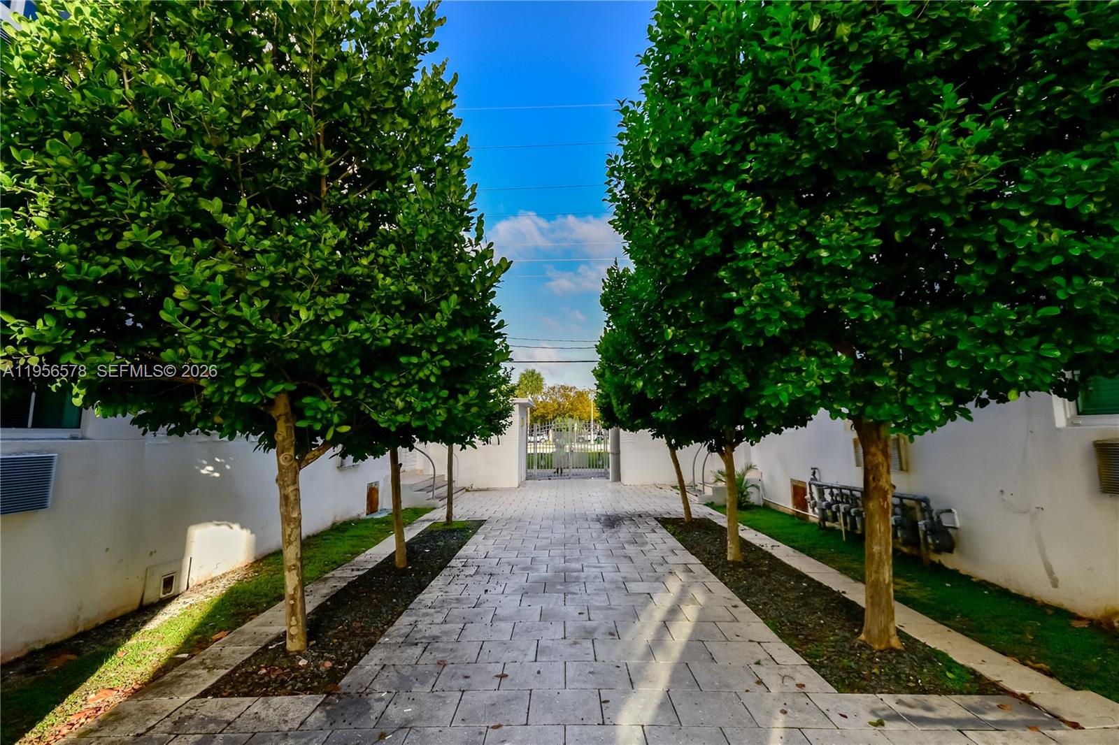 THE LOFTS AT COLLINS COND - Residential Lease