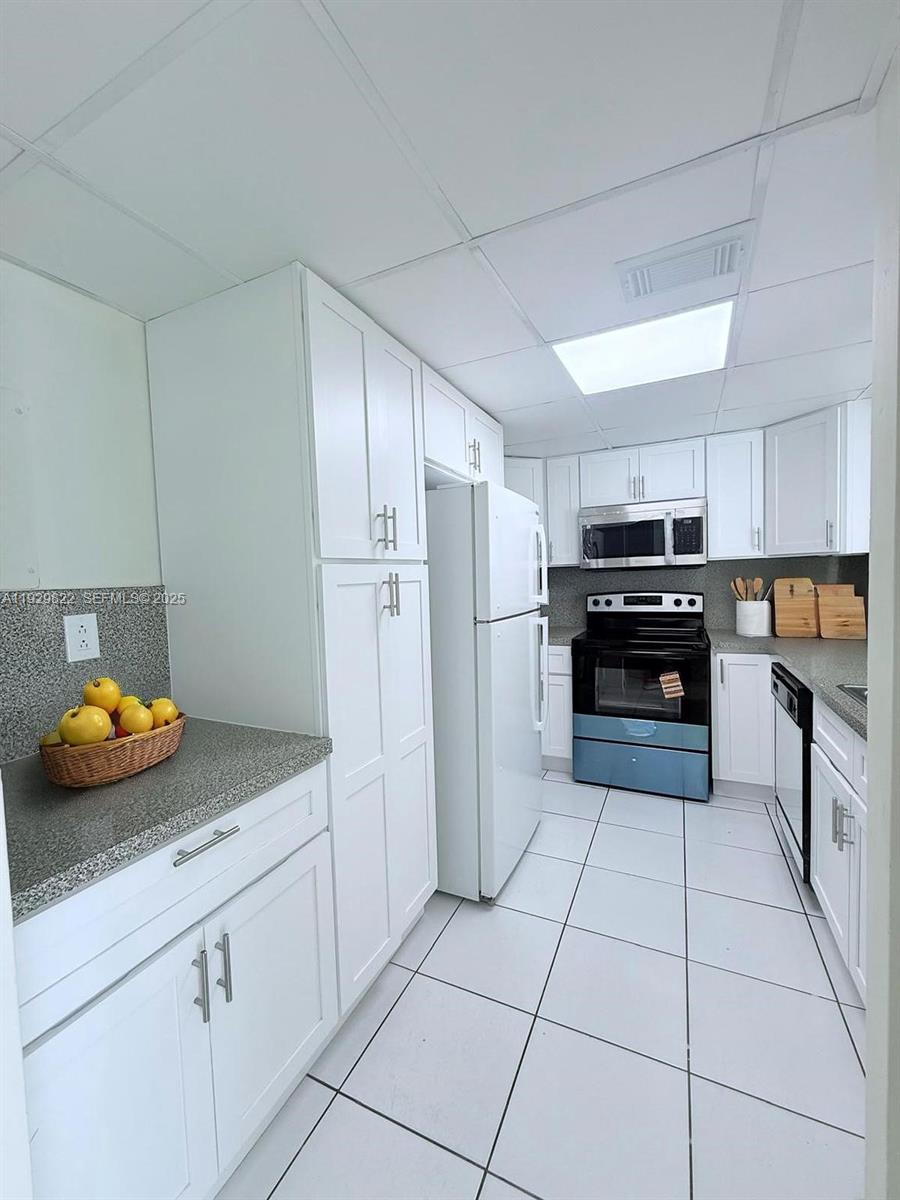 INTERNATIONAL TOWERS COND - Residential Lease