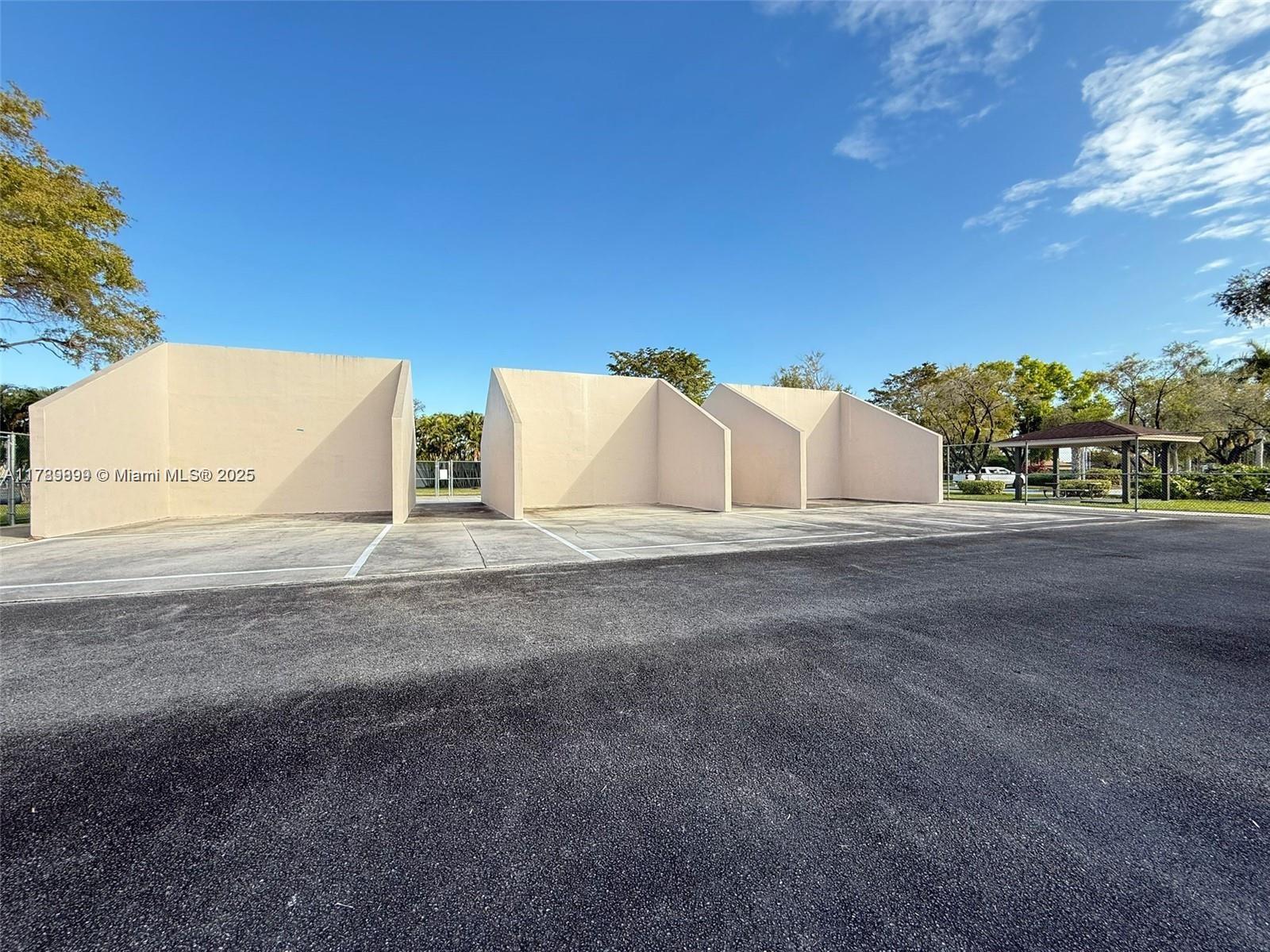 HORIZONS WEST CONDO #4 - Residential