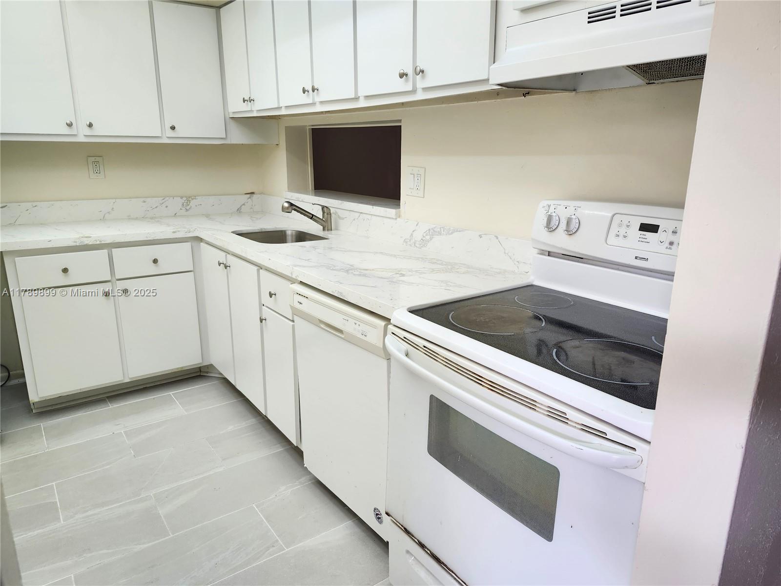 HORIZONS WEST CONDO #4 - Residential