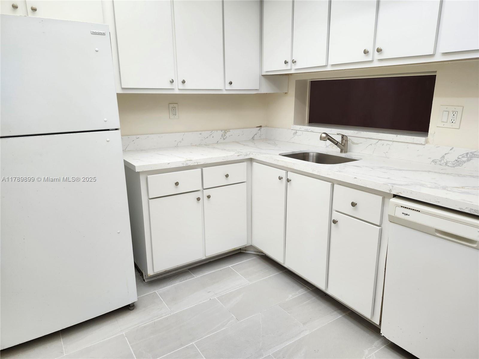 HORIZONS WEST CONDO #4 - Residential