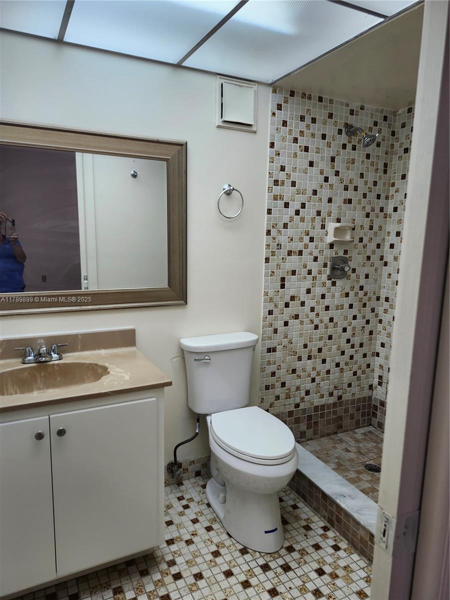 HORIZONS WEST CONDO #4 - Residential