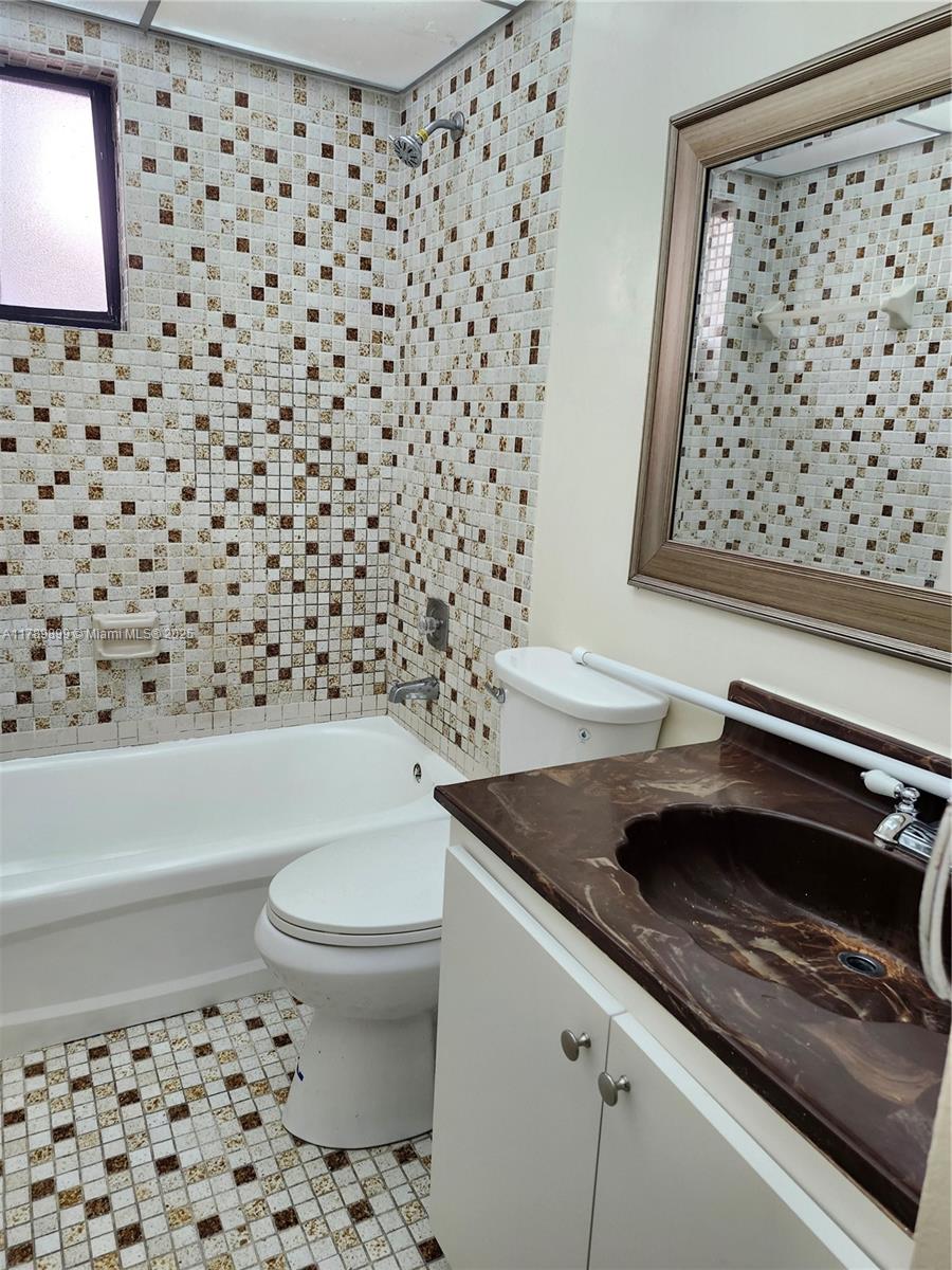 HORIZONS WEST CONDO #4 - Residential
