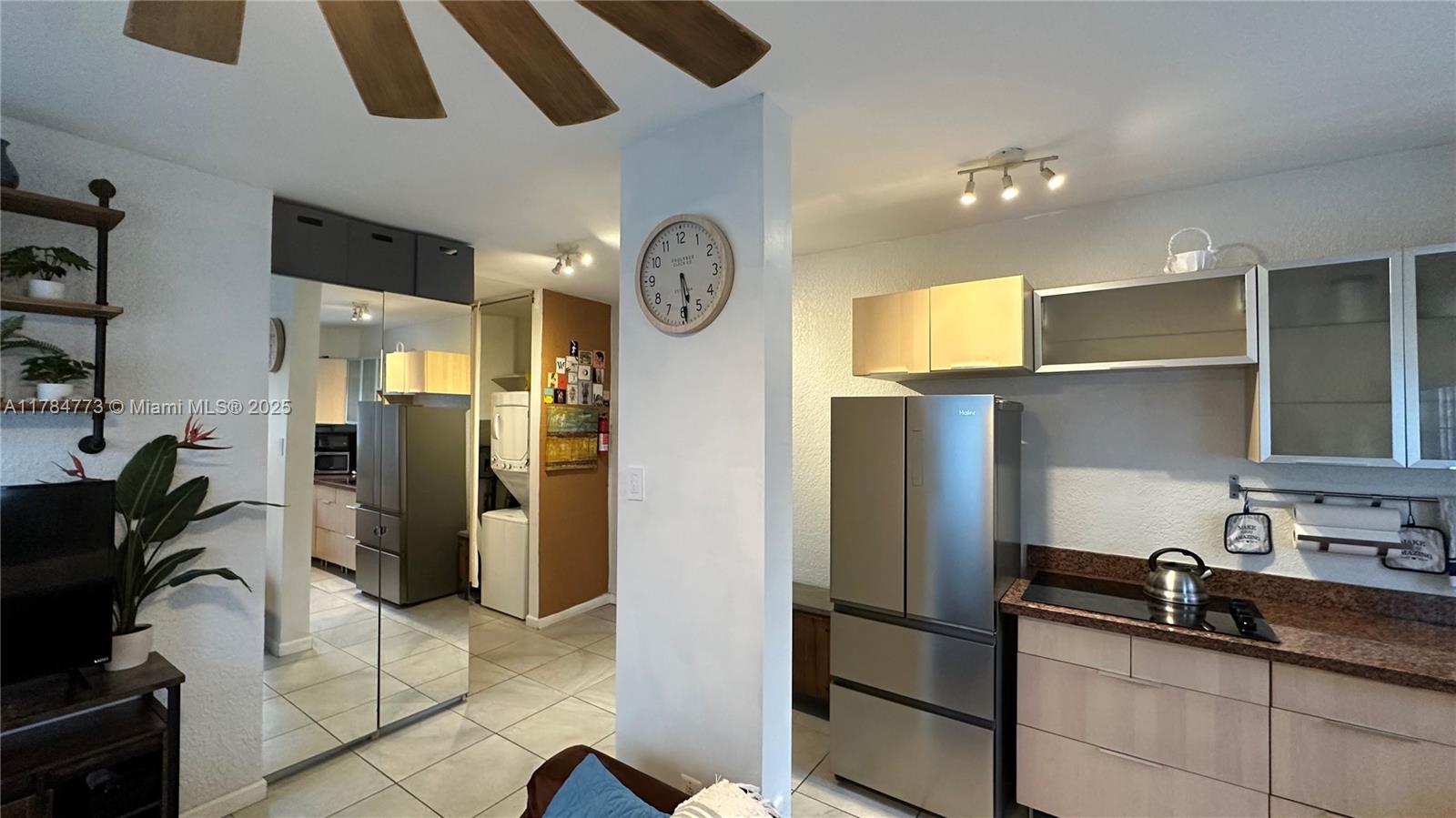 Rental Property at 842 Meridian Ave 1E, Miami Beach, Miami-Dade County, Florida - Bedrooms: 1 
Bathrooms: 1  - $2,000 MO.