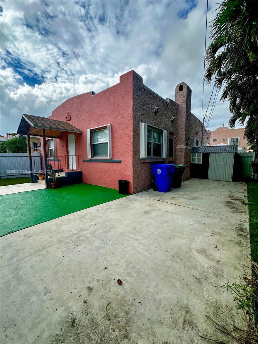 READY TO MOVE IN!! Remodeled and painted house for rent, enjoy a large kitchen space with new appliances, 2 garage spaces and laundry in place. Centrally located, very close to Downtown, Brickell, Airport and Hospital area. Water and gardening maintenance fully paid by the owner. NO HOA