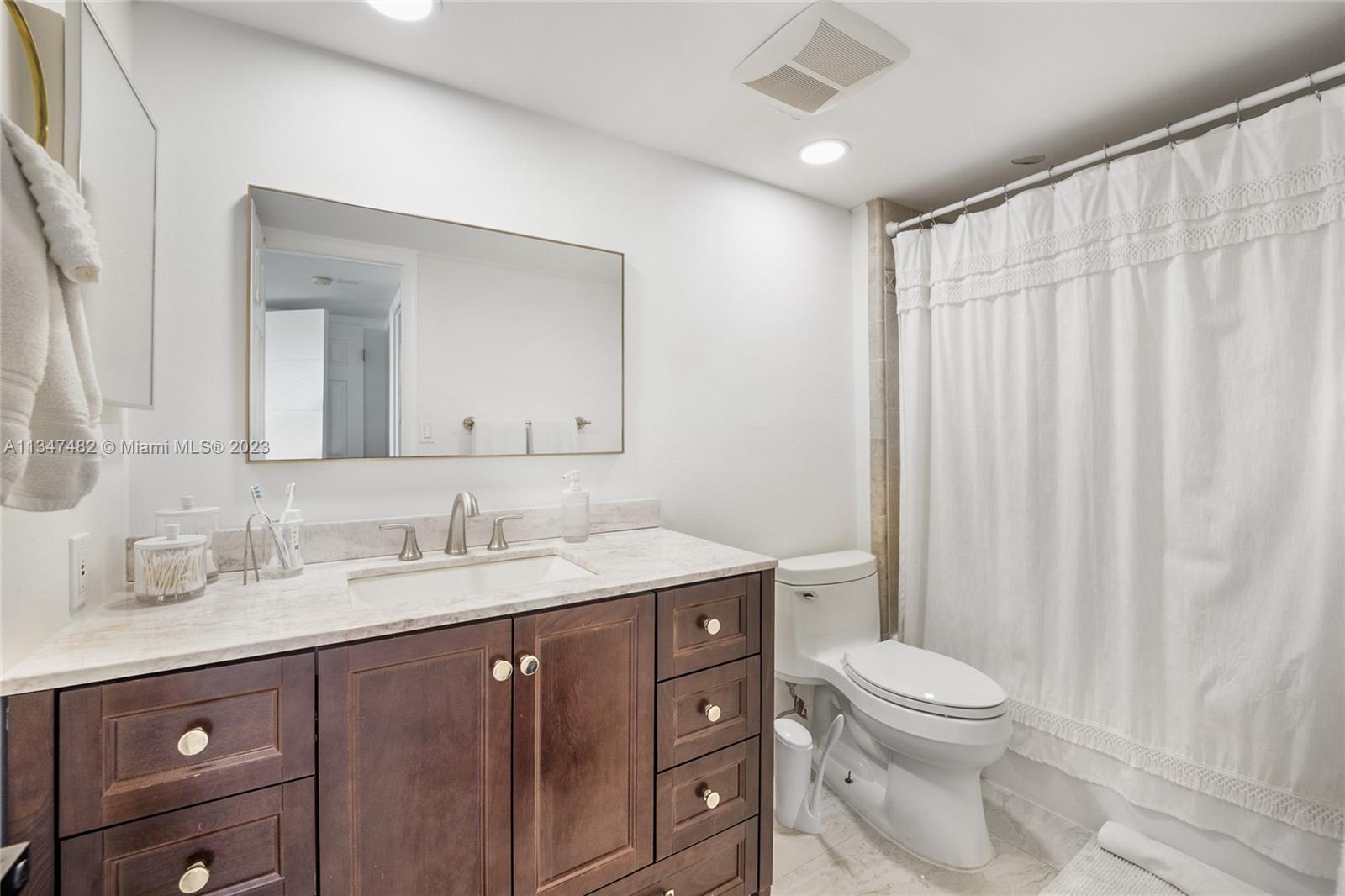 THE PALM BAY YACHT CLUB C - Residential Lease