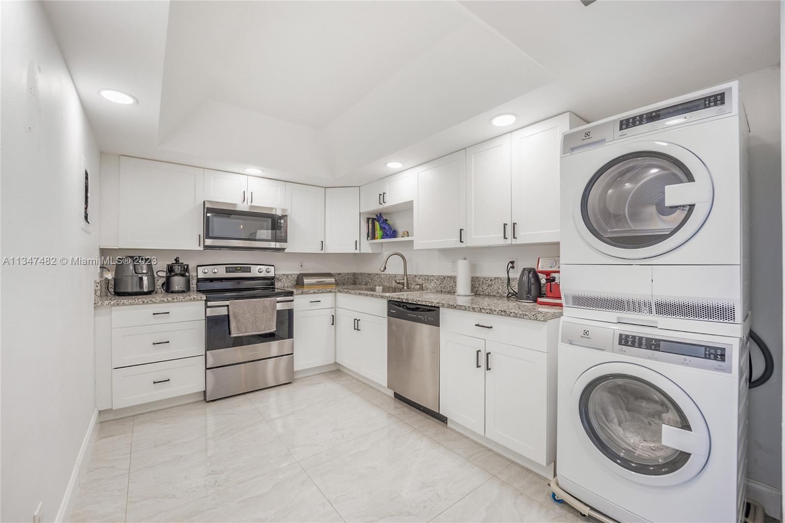 THE PALM BAY YACHT CLUB C - Residential Lease