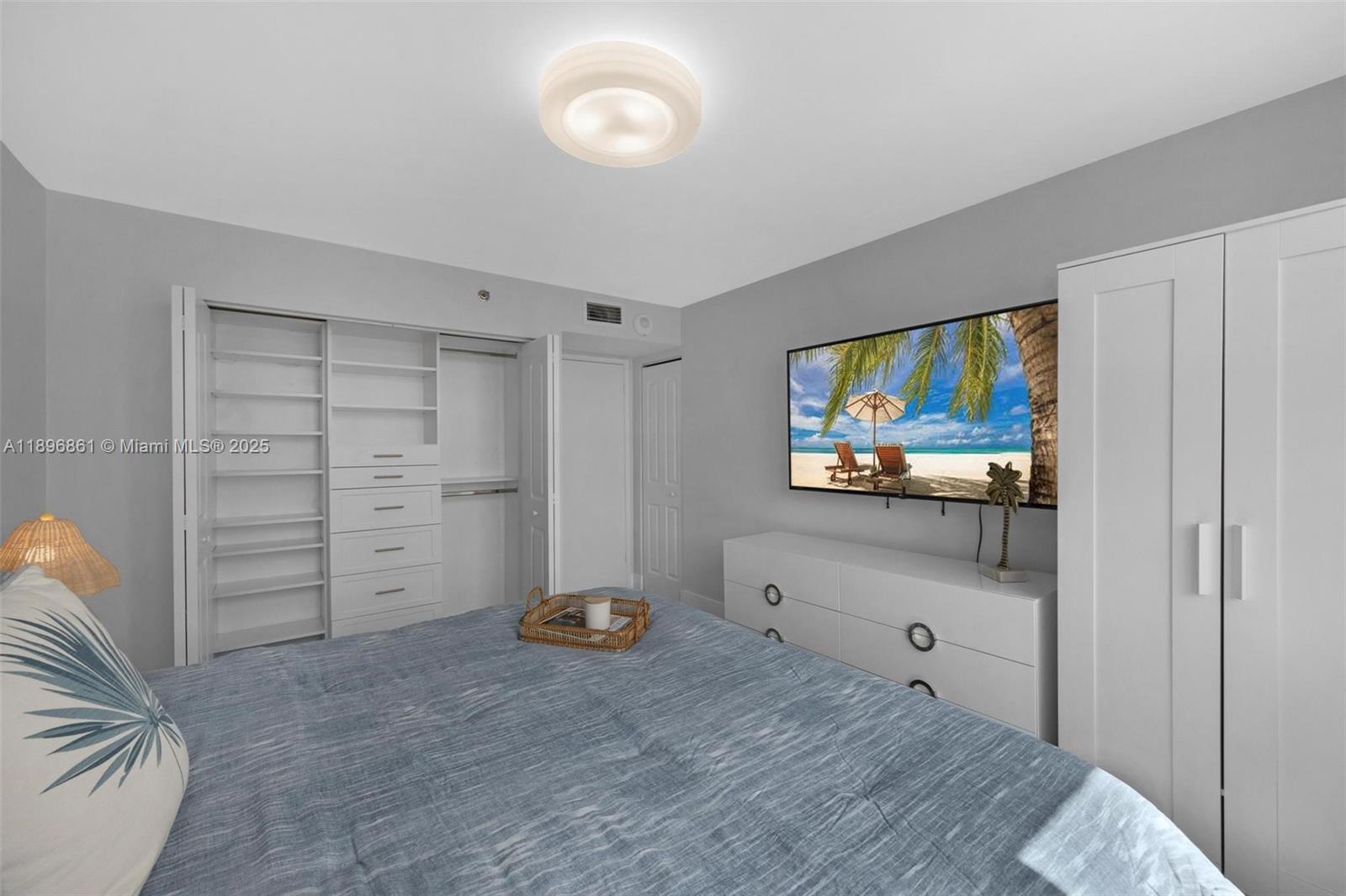 ISOLA CONDO - Residential