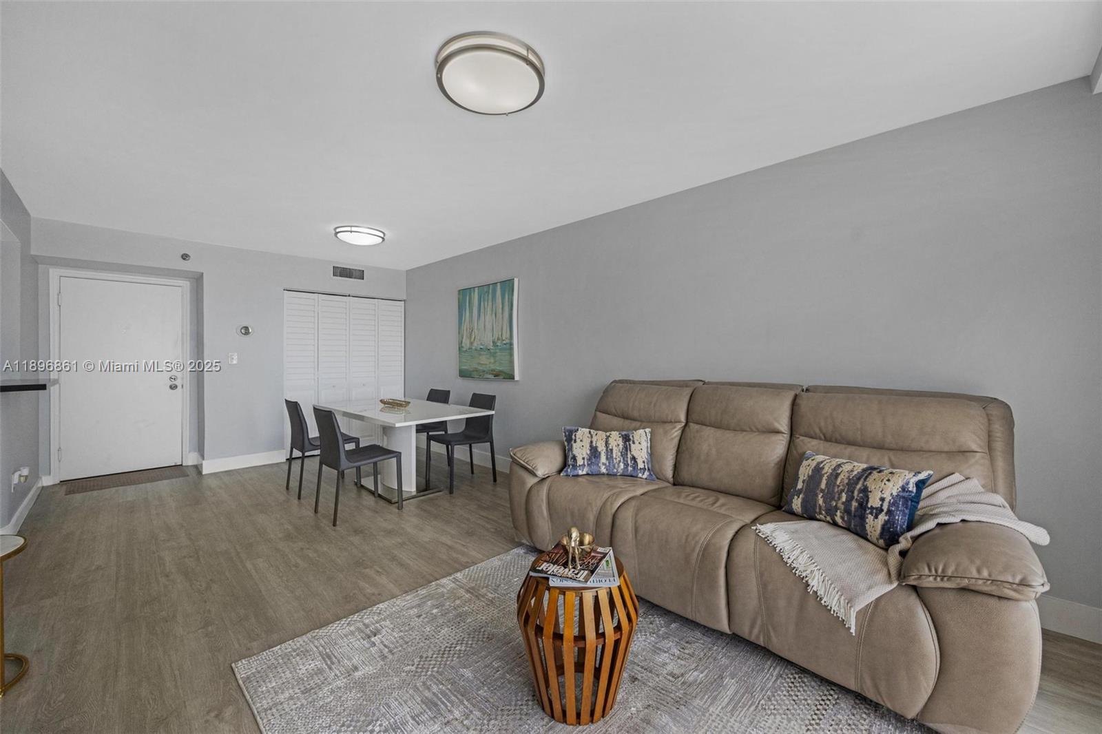 ISOLA CONDO - Residential