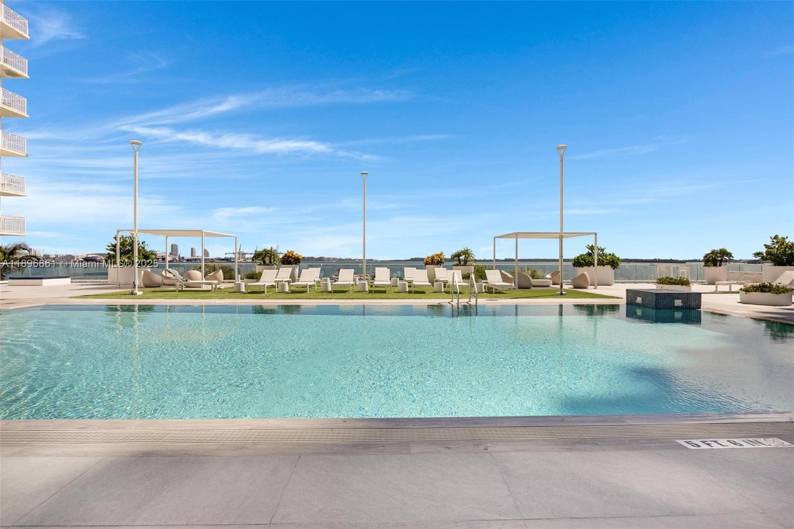 ISOLA CONDO - Residential
