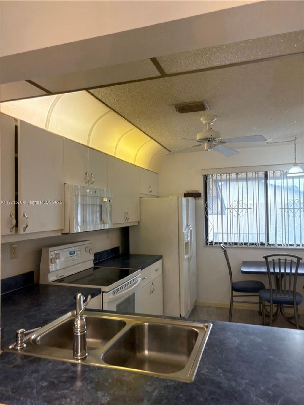 Photo of 160 SE 7th St #405, Deerfield Beach, FL 33441 (MLS # A11921570)