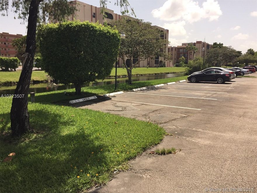 very nice condo in plantation, first floor all tile, 2/2 with split bedroom plan.   Granite in kitchen, spacious master bedroom with newer step in shower and vanity.   Nice screened porch with garden access to barbecue area.   Washer and dryer room inside.  very convenient parking on front.    Convenient central plantation location. Amenities include community pool with spa, tennis court, billiards room and gym.