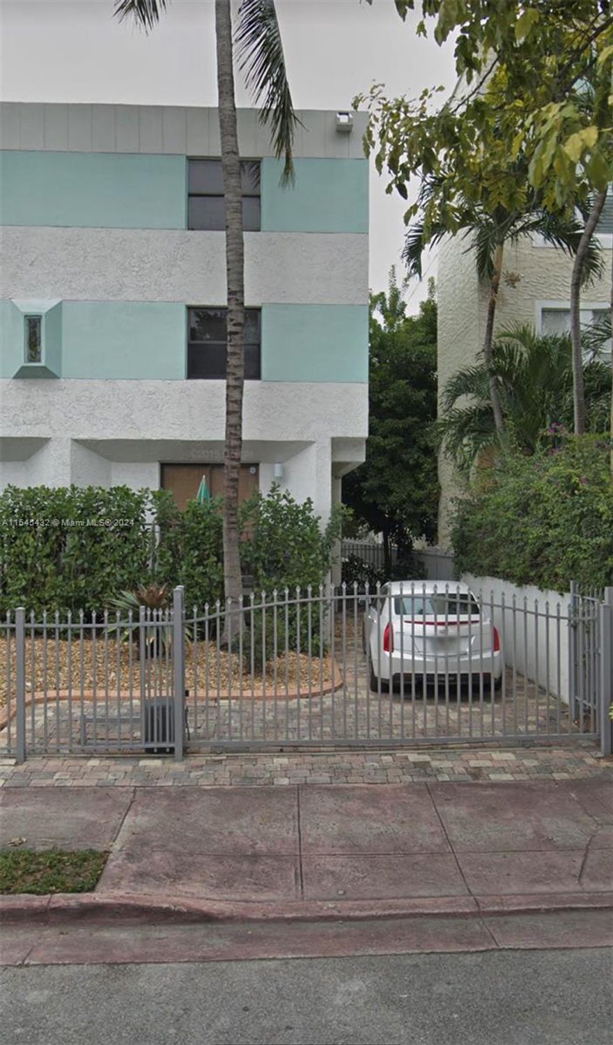 beautiful cozy one bedroom apartment at the middle of South Beach Miami, shopping areas and grocery stores in a 5 minutes distance. Fully furnished with all the appliances ! All utilities are included !!- internet, tv cable, water, gas, etc. One parking spots is included. available for seasonal rent as well- prices might be different, contact the agent for more information