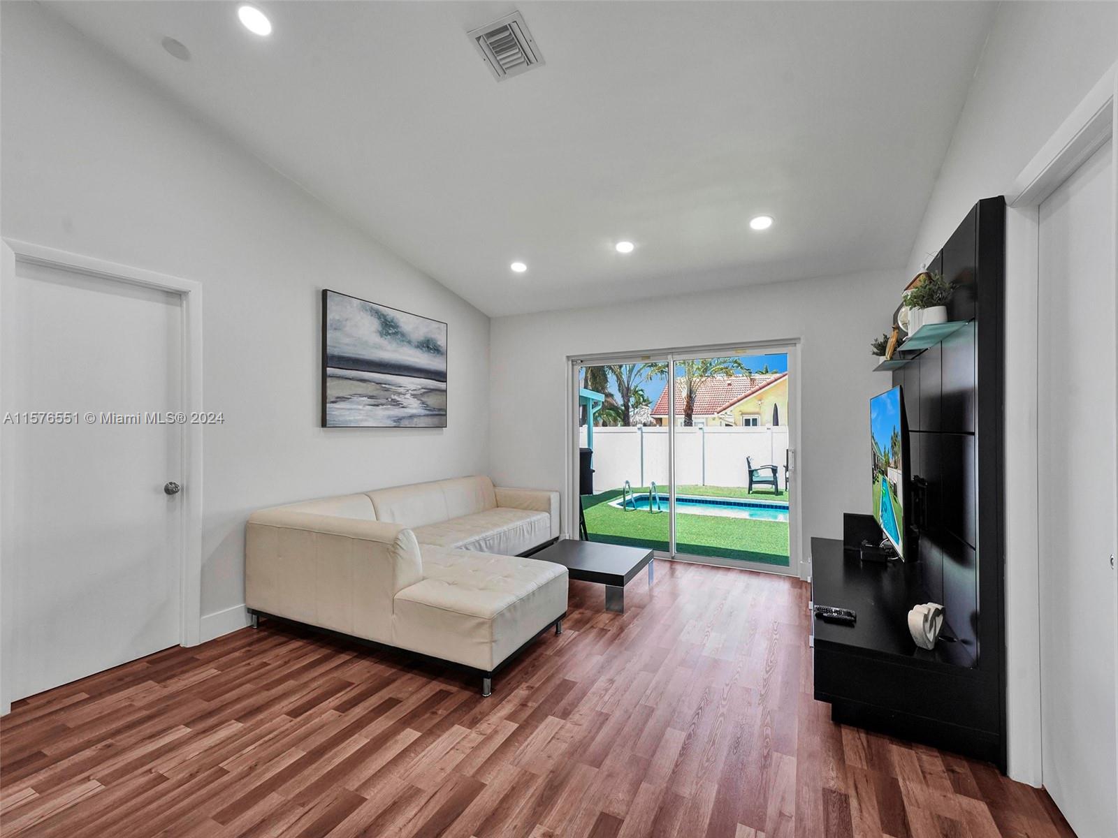 TOWN & COUNTRY ESTATES SE - Residential Lease