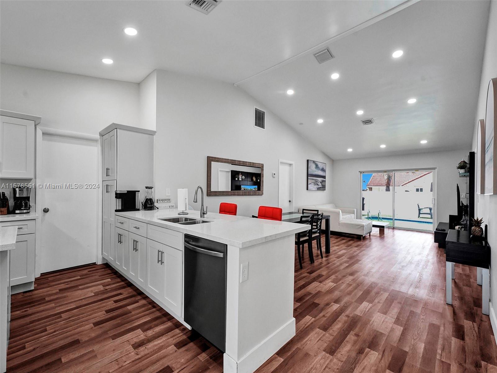 TOWN & COUNTRY ESTATES SE - Residential Lease