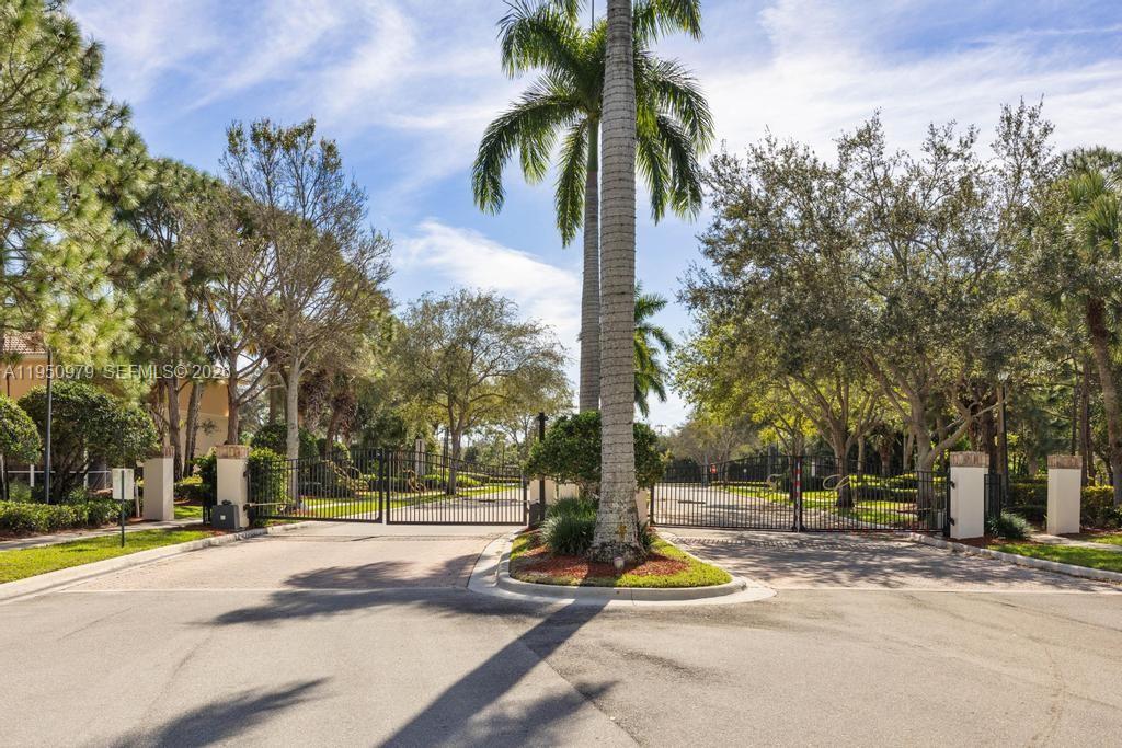 SEMINOLE ESTATES & TOWNHO - Residential