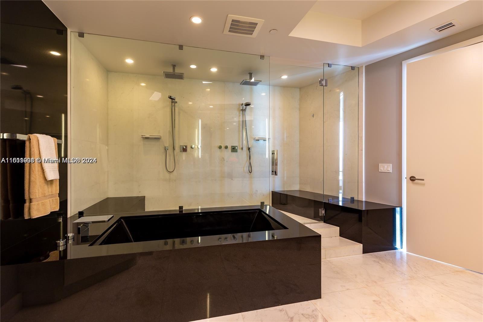 PORSHE DESING TOWER - Residential