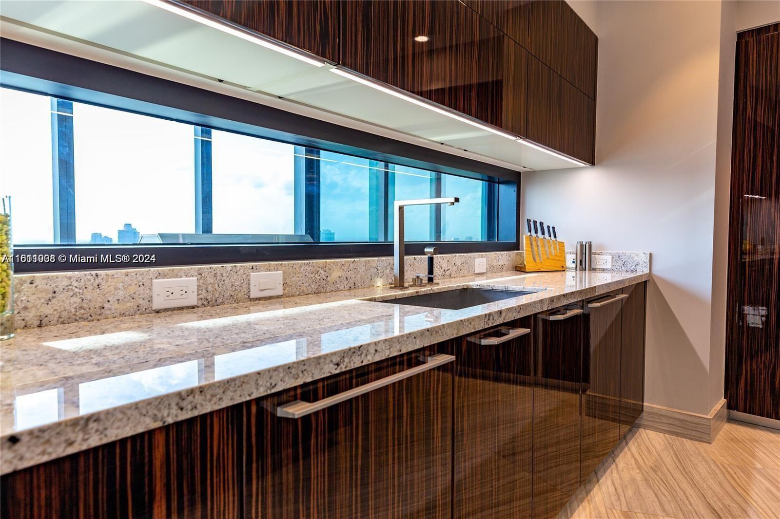 PORSHE DESING TOWER - Residential