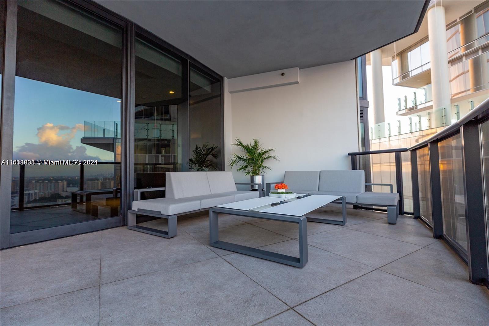 PORSHE DESING TOWER - Residential