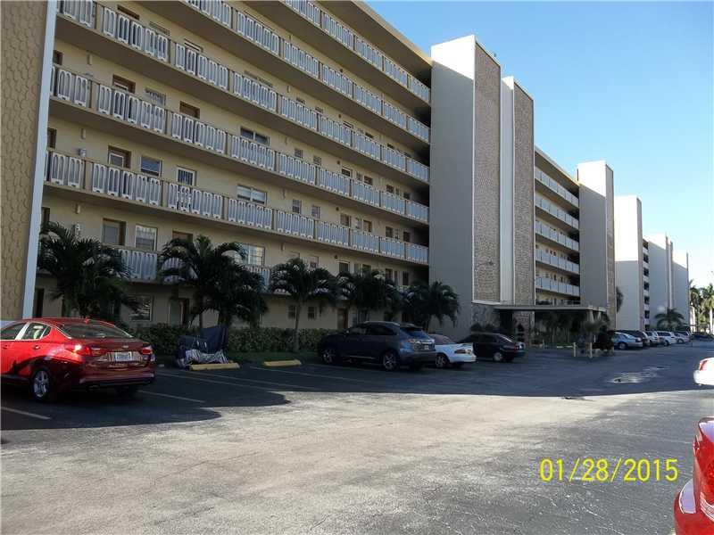Renovated with brand new appliances roomy apartment 1/1.5. Two oversize walk-in closets and large balcony/patio. Great and convenient location: Minutes to beach, Hollywood boardwalk and downtown, Aventura Mall,shops,restaurants,casinos and airport
