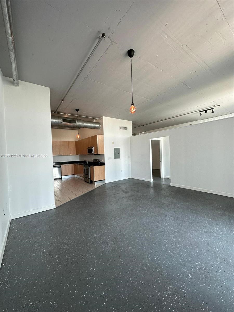 LOFTS AT HOLLYWOOD STATIO - Residential