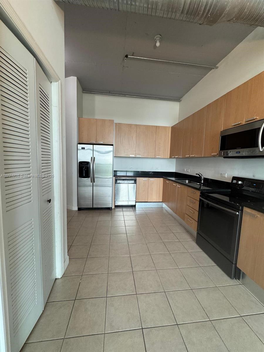 LOFTS AT HOLLYWOOD STATIO - Residential