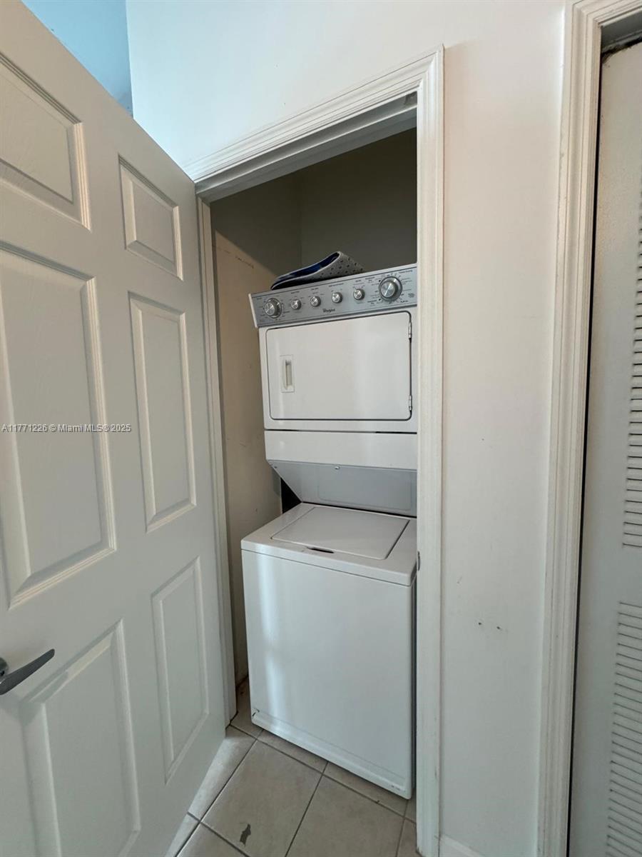 LOFTS AT HOLLYWOOD STATIO - Residential