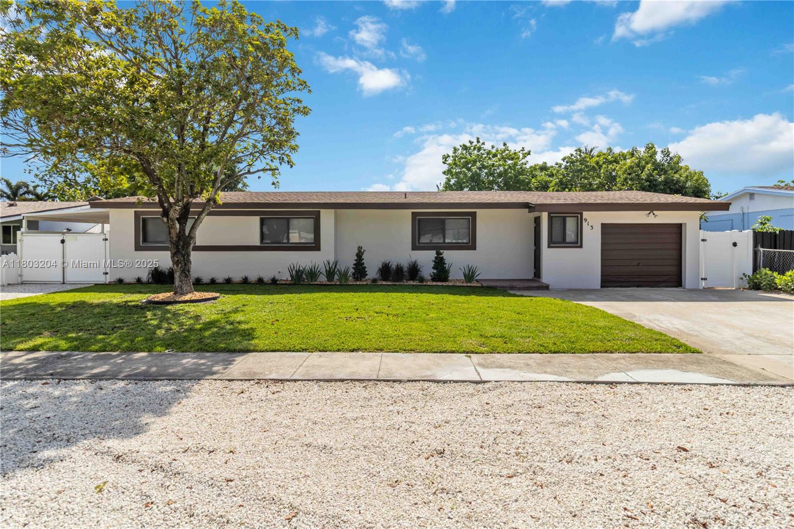 Rental Property at 913 Sw 49th Ave, Plantation, Miami-Dade County, Florida - Bedrooms: 3 
Bathrooms: 2  - $3,800 MO.