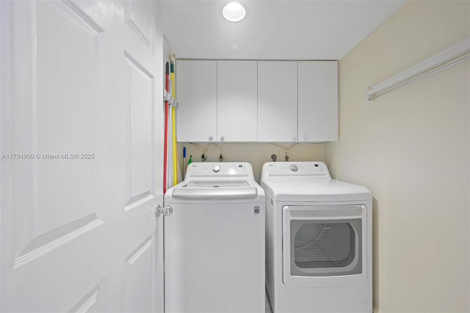 MYSTIC POINTE TOWER 400 C - Residential