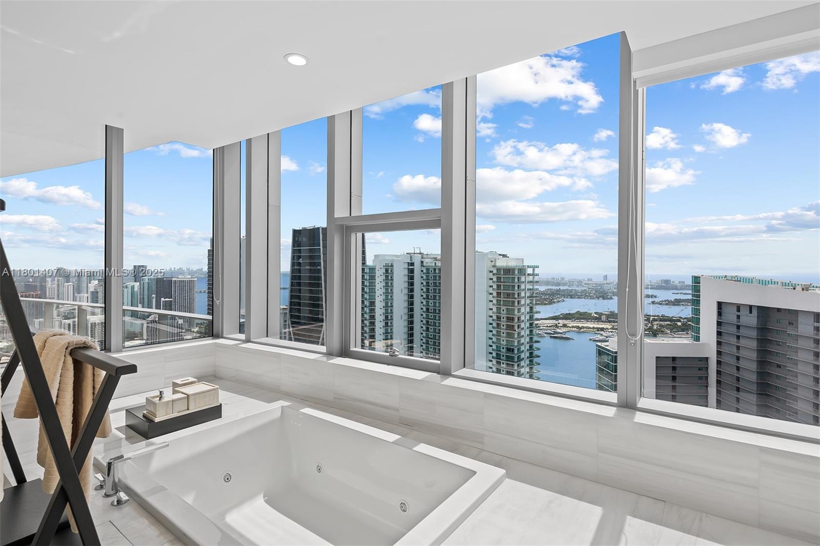 PARAMOUNT MIAMI WORLDCENT - Residential