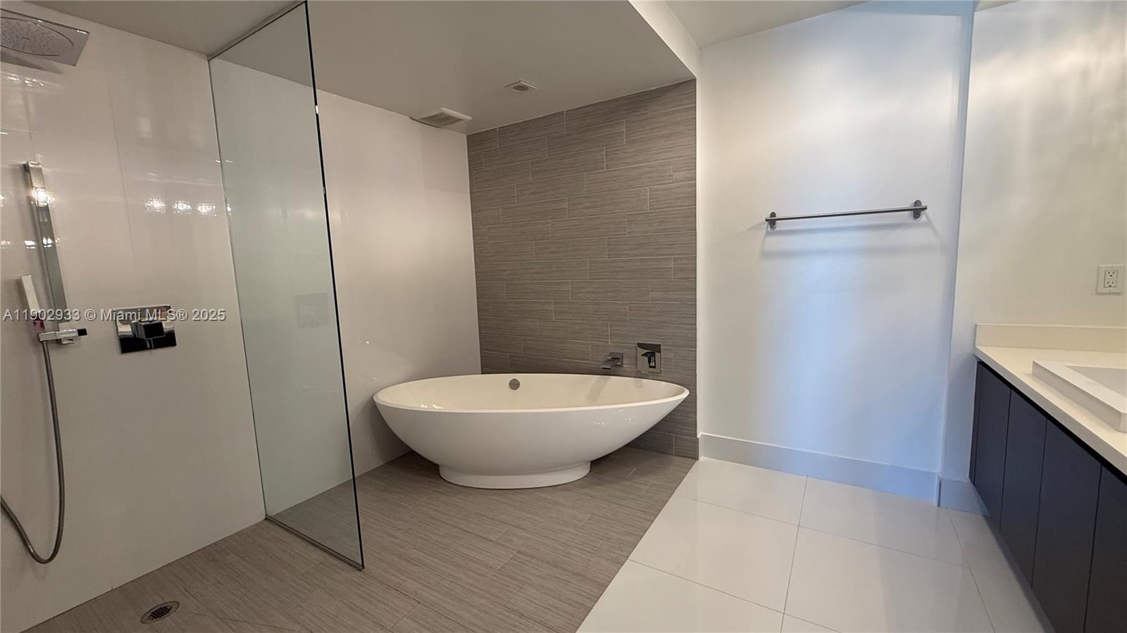 PARQUE TOWERS CONDO - Residential