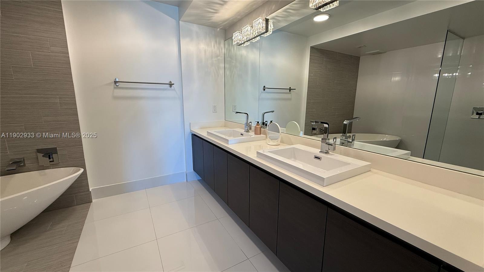 PARQUE TOWERS CONDO - Residential