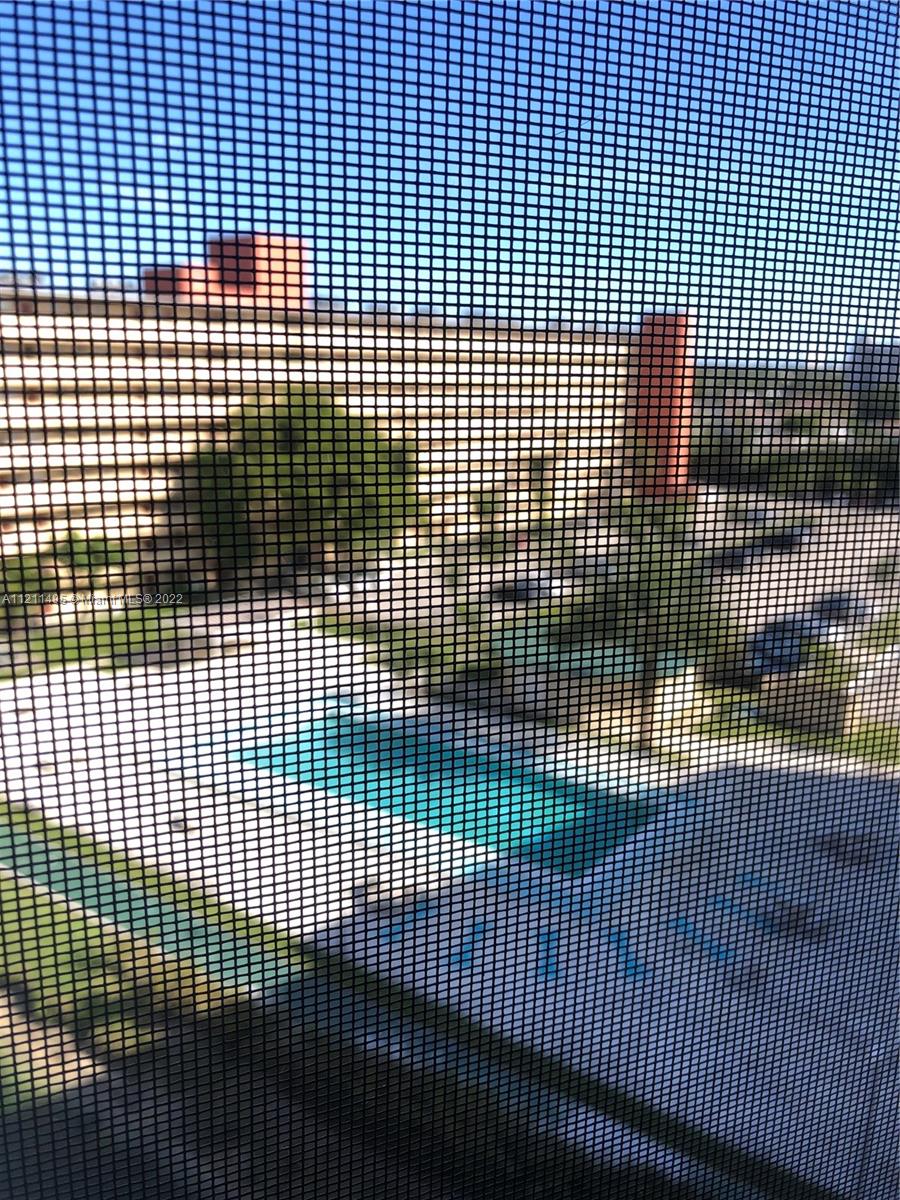 1/1 UNIT NEEDS SOME TLC BUT IS IN GREAT SHAPE AND NEW CENTRAL AC. THE BALACONY OFFERS GREAT VIEWS OF THE LAKE AND POOL AREA. UNIT COMES WITH 1 ASSIGNED PARK & 1 GUEST PARKING. THE MAINTENANCE FEE INCUDES WATER AND BASIC CABLE.