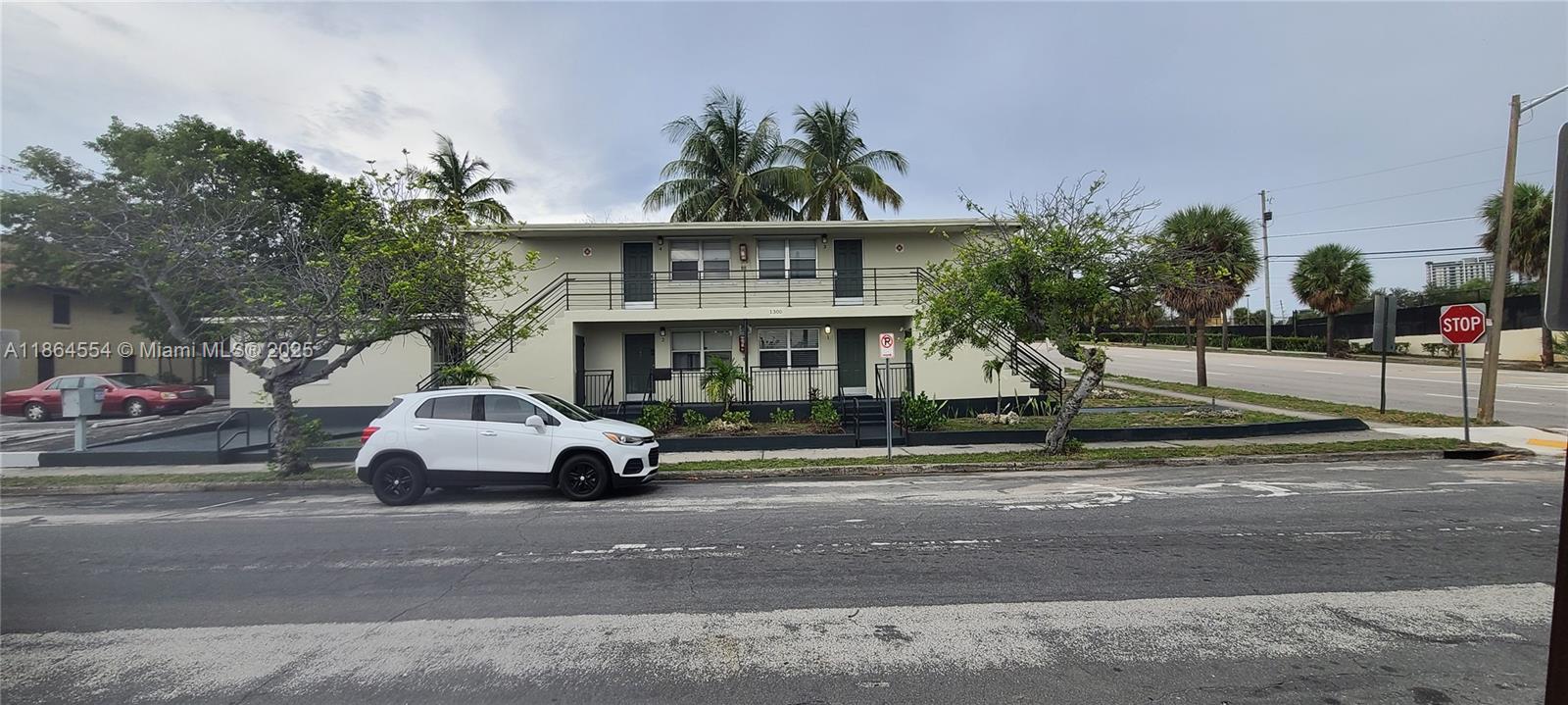 Great 2 bedrooms, one bathroom. Central A/C, parking spot. Close to schools, transportation , shops, etc.