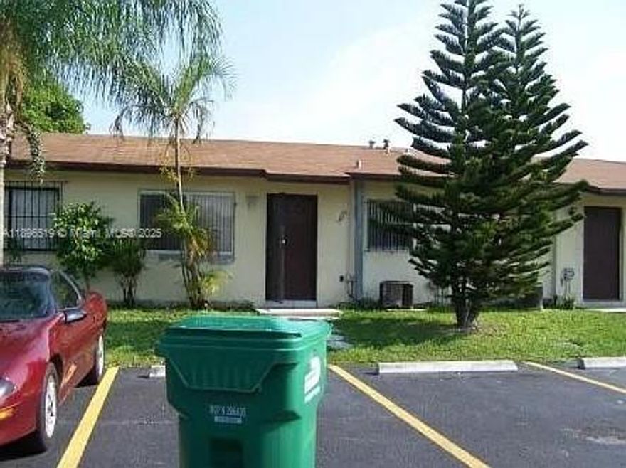 Great deal, very  well maintained 2 bedrooms 2 bathrooms townhome/villa style, currently rented month to month at $1650