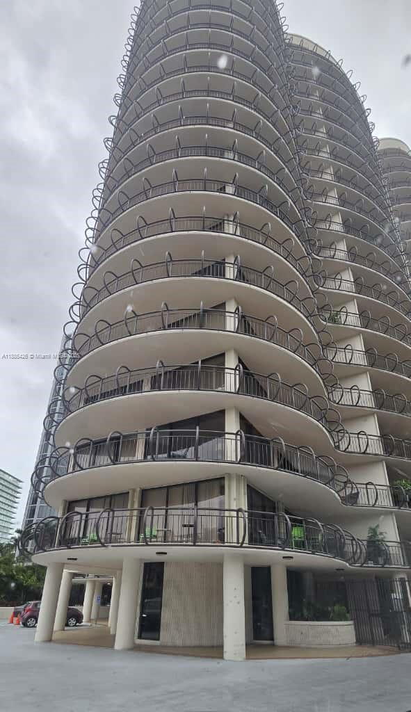 GROVE TOWERS CONDO - Residential Lease