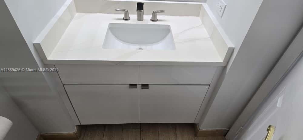 GROVE TOWERS CONDO - Residential Lease