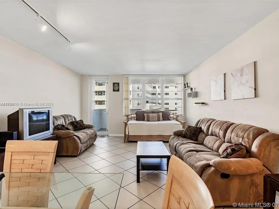 100 Lincoln Rd 633, Miami Beach, Miami-Dade County, Florida - 1 Bedrooms  
2 Bathrooms - 