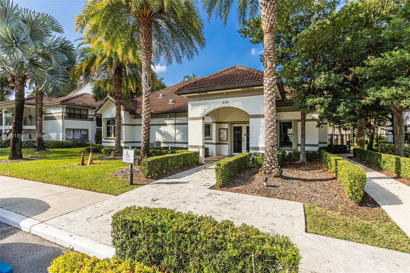 HOLLYWOOD PARC CONDOMINIU - Residential Lease