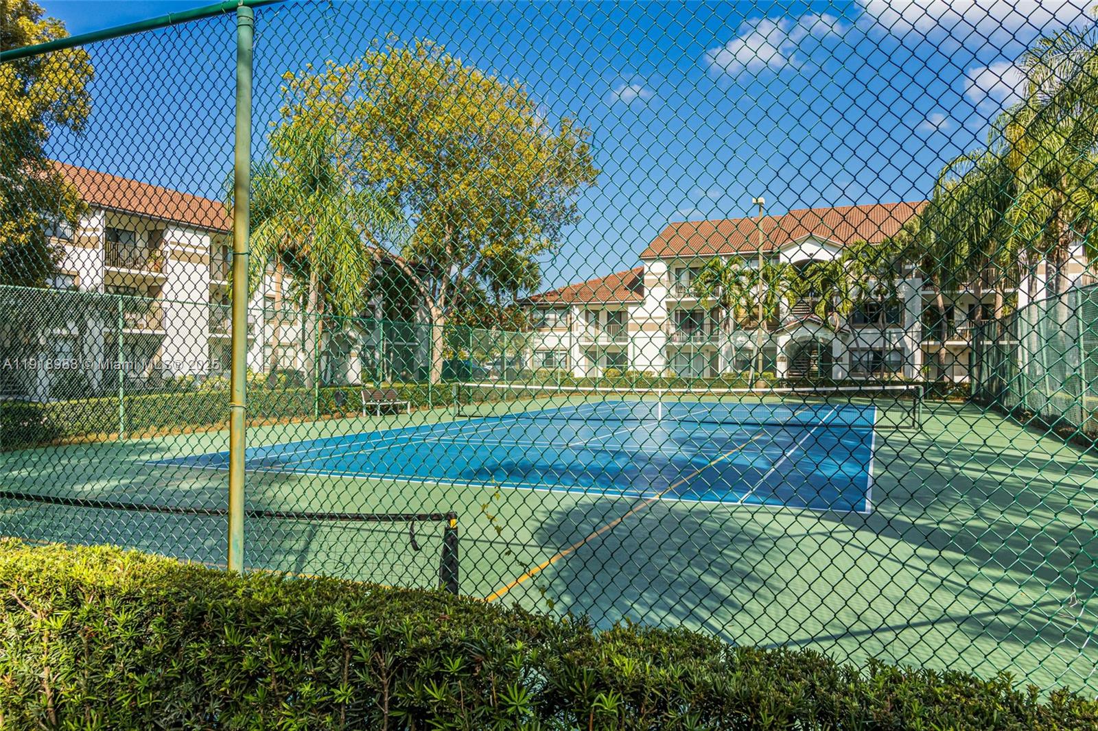 HOLLYWOOD PARC CONDOMINIU - Residential Lease