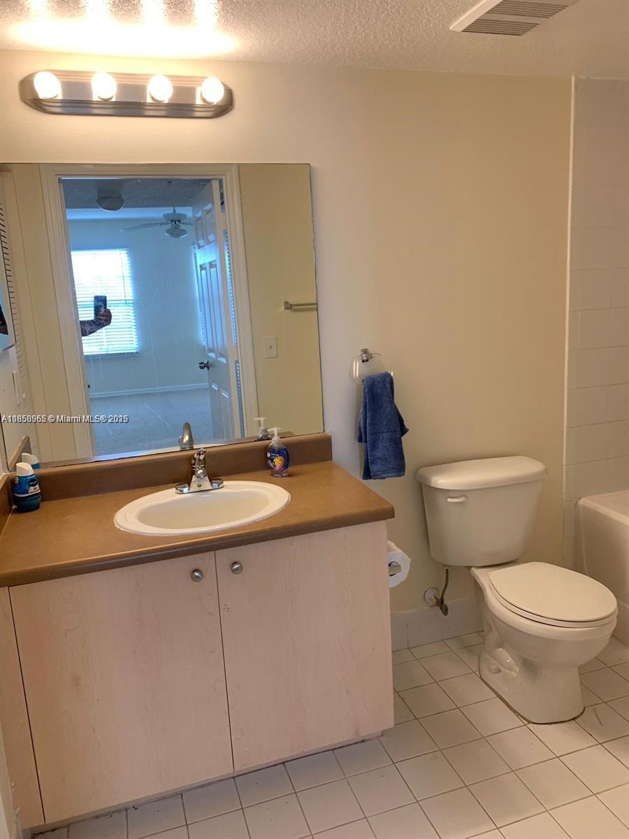 EMERALD ISLE AT LAGUNA LA - Residential Lease