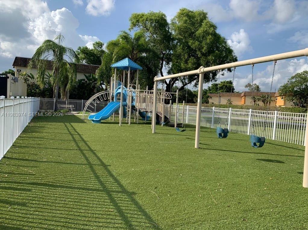 TOWNHOUSES OF PLANTATION - Residential