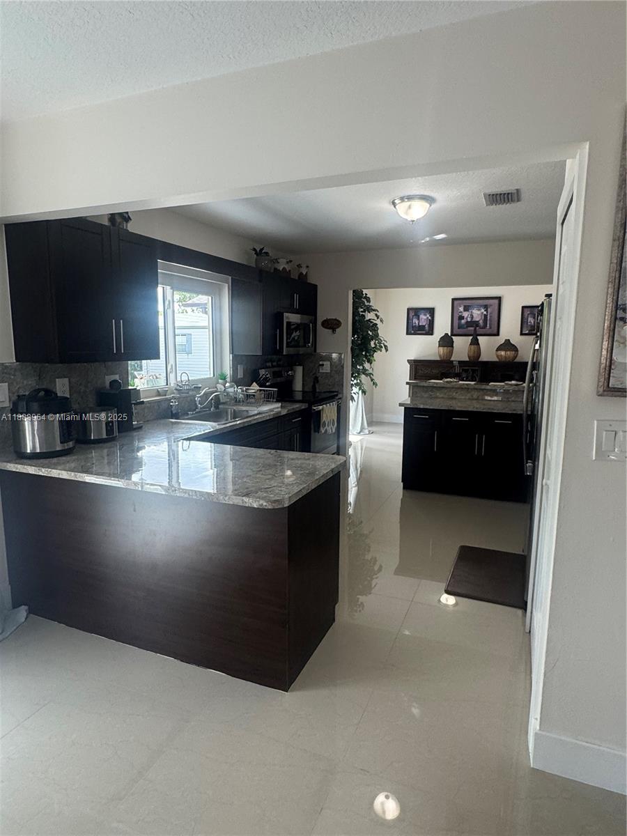 KENDALE LAKES WEST SEC 3 - Residential