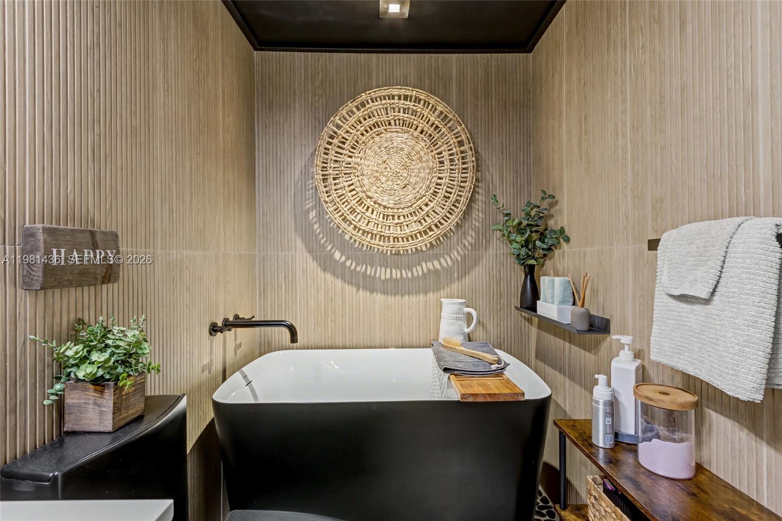 HOLLYWOOD TOWERS CONDO - Residential